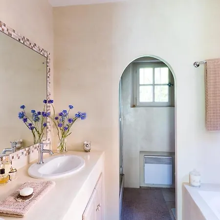 Villa Sleeps 6 *