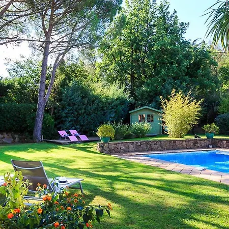 Villa Sleeps 6 *